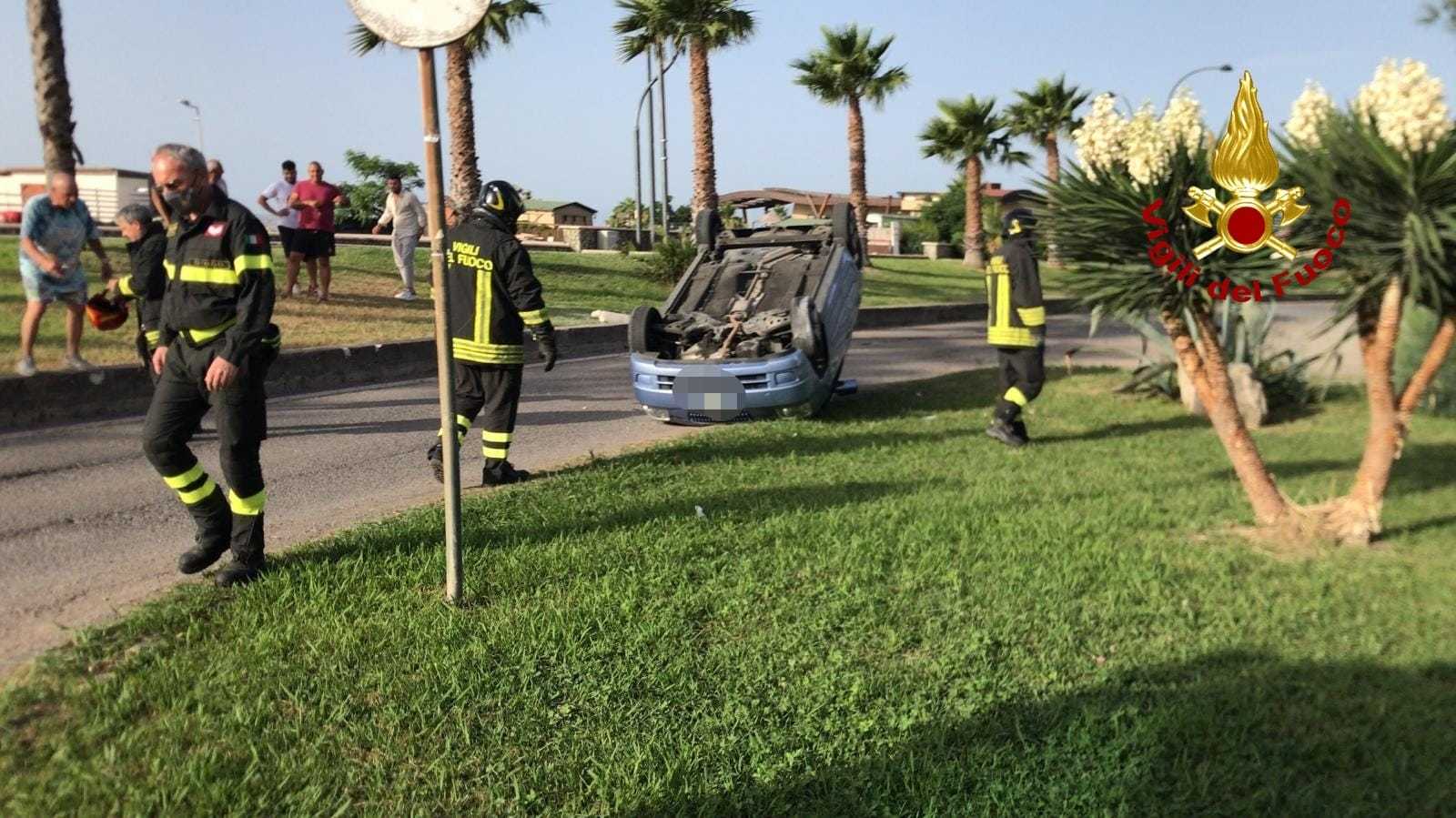 Incidenti stradali. Sellia Marina, auto perde il controllo e si ribalta. intervento dei Vvf