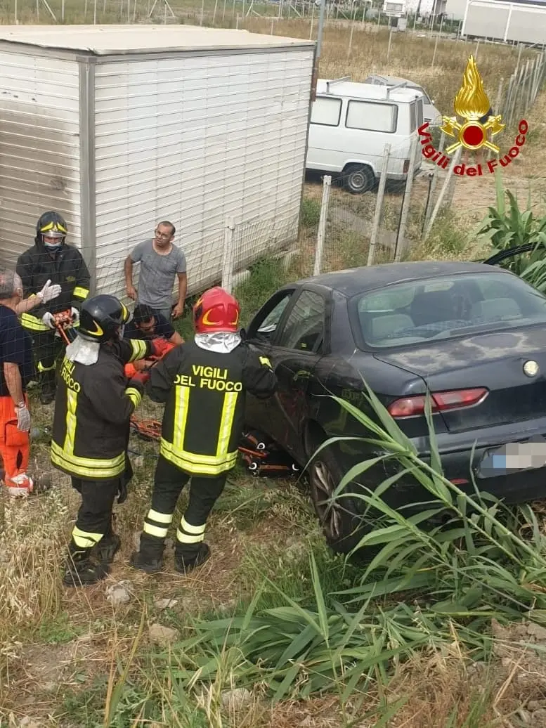 Crotone, Conducente travolto e schiacciato dalla propria auto è deceduto. Intervento dei Vvf