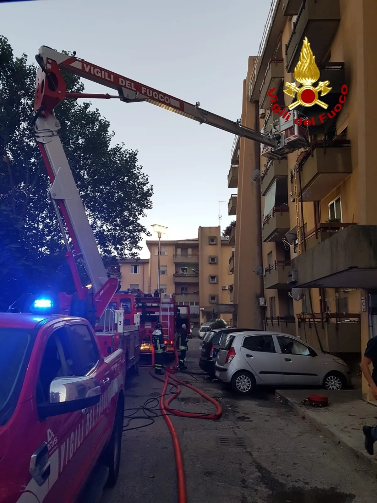 Catanzaro. Panico tra gli abitanti, rogo abitazione al 3 piano, intervento dei Vvf. Foto. I dettagli