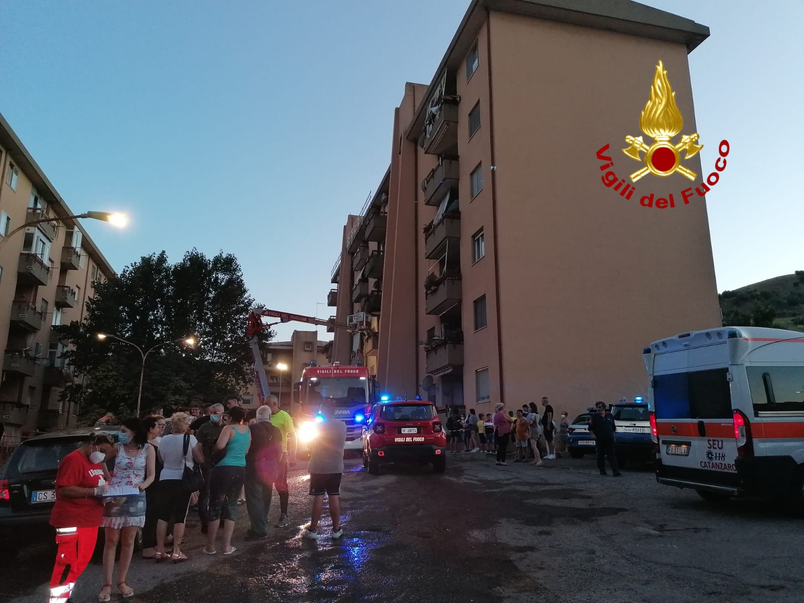 Catanzaro. Panico tra gli abitanti, rogo abitazione al 3 piano, intervento dei Vvf. Foto. I dettagli