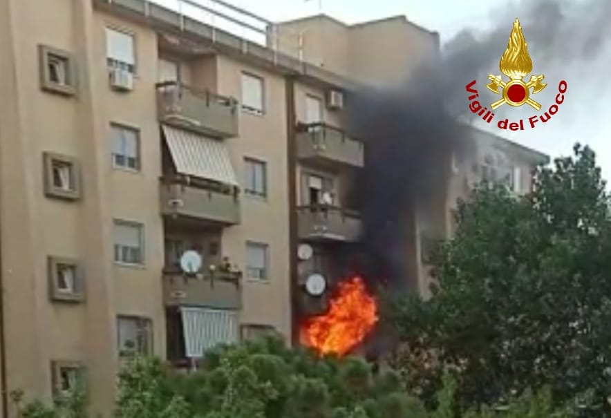Catanzaro. Panico tra gli abitanti, rogo abitazione al 3 piano, intervento dei Vvf. Foto. I dettagli