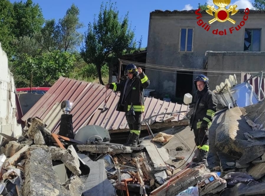Gimigliano, fuga di gas provoca crolla palazzina un ferito grave, sul posto i Vvf (Foto e video)