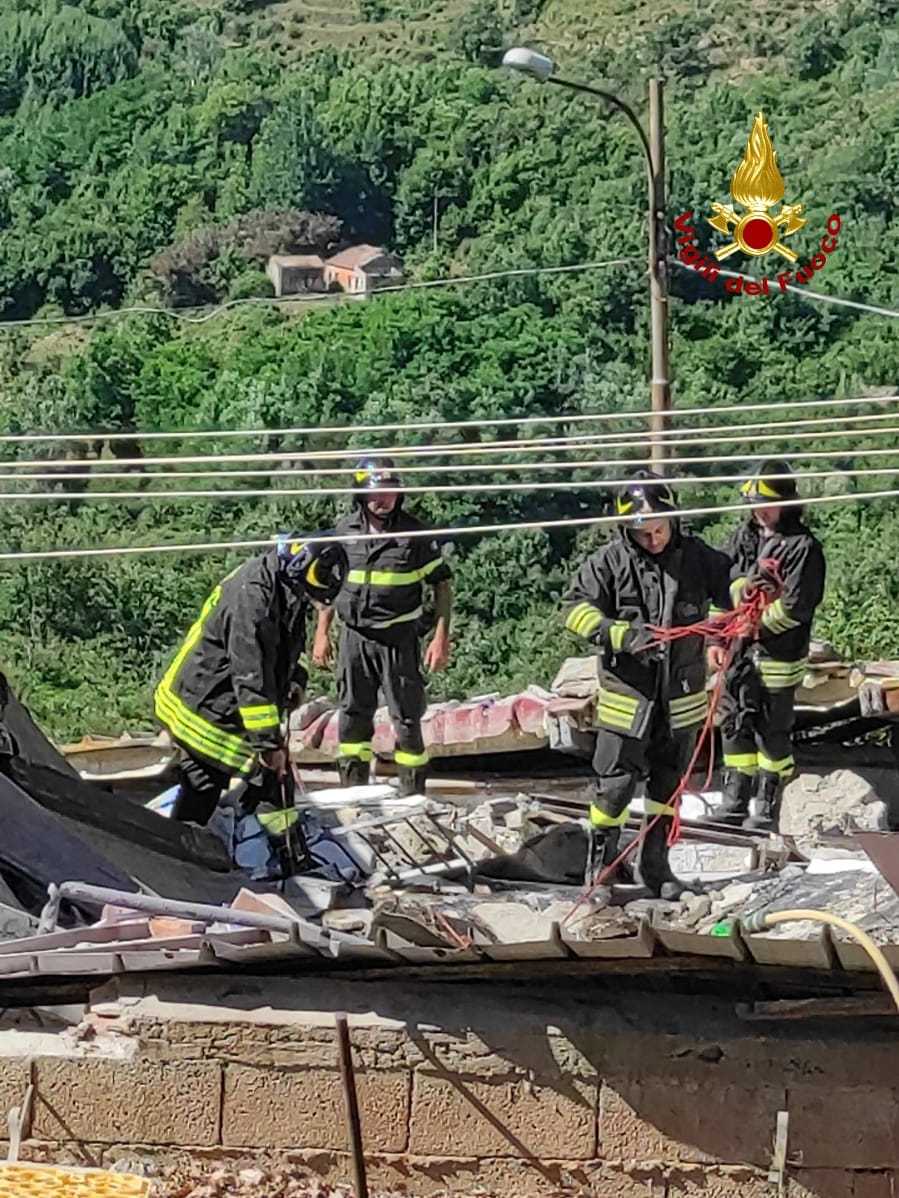 Gimigliano, fuga di gas provoca crolla palazzina un ferito grave, sul posto i Vvf (Foto e video)