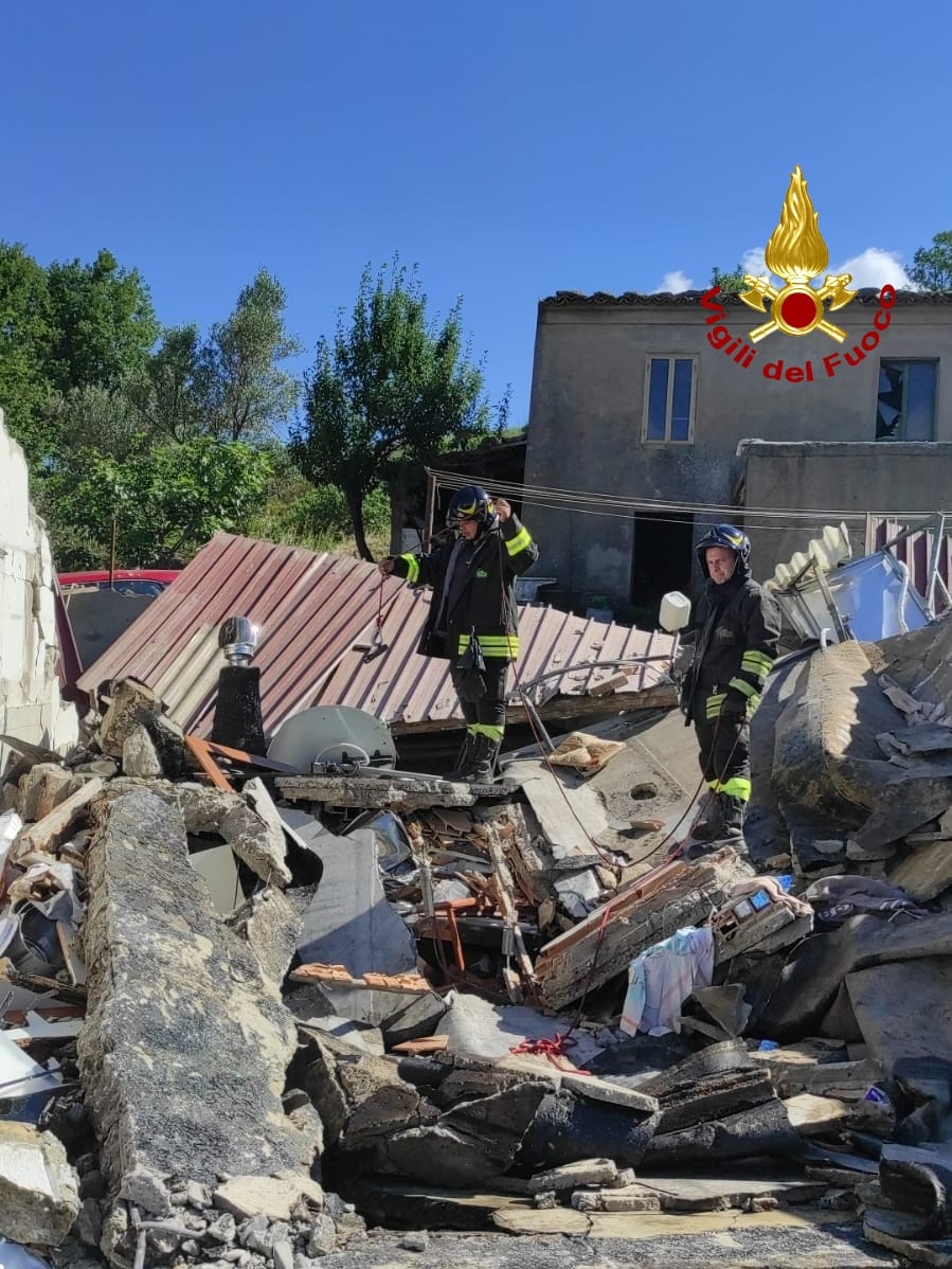 Gimigliano, fuga di gas provoca crolla palazzina un ferito grave, sul posto i Vvf (Foto e video)