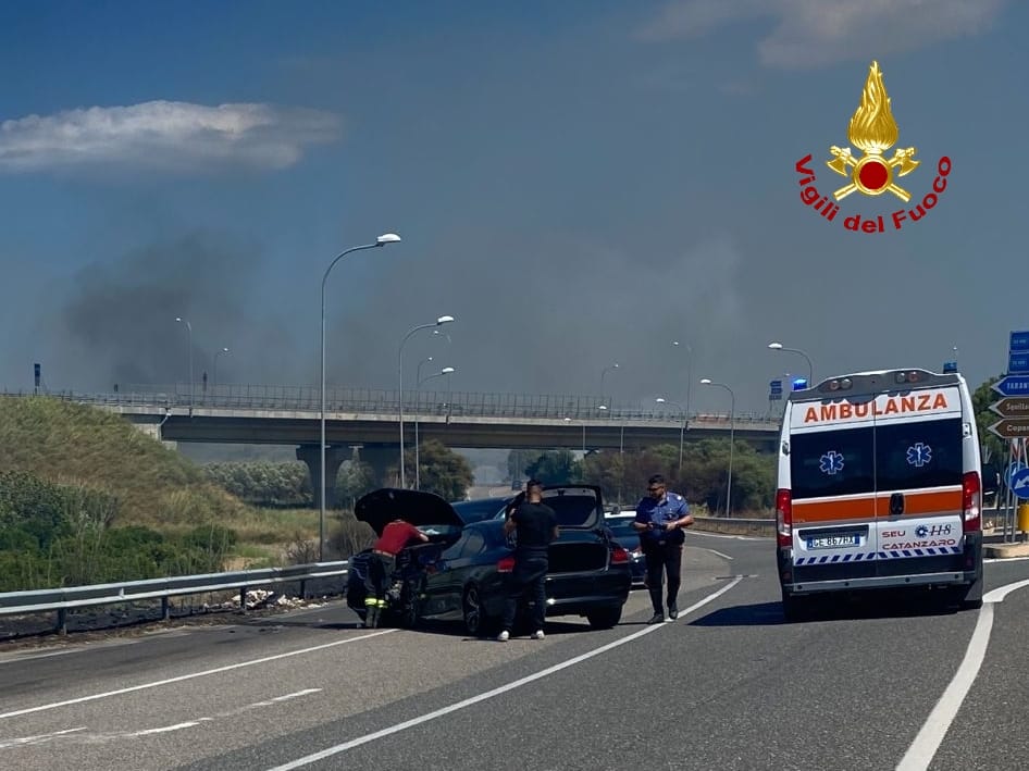 Incidenti Stradali. Svincolo Squillace, SS106 scontro tra due auto, bilancio due feriti