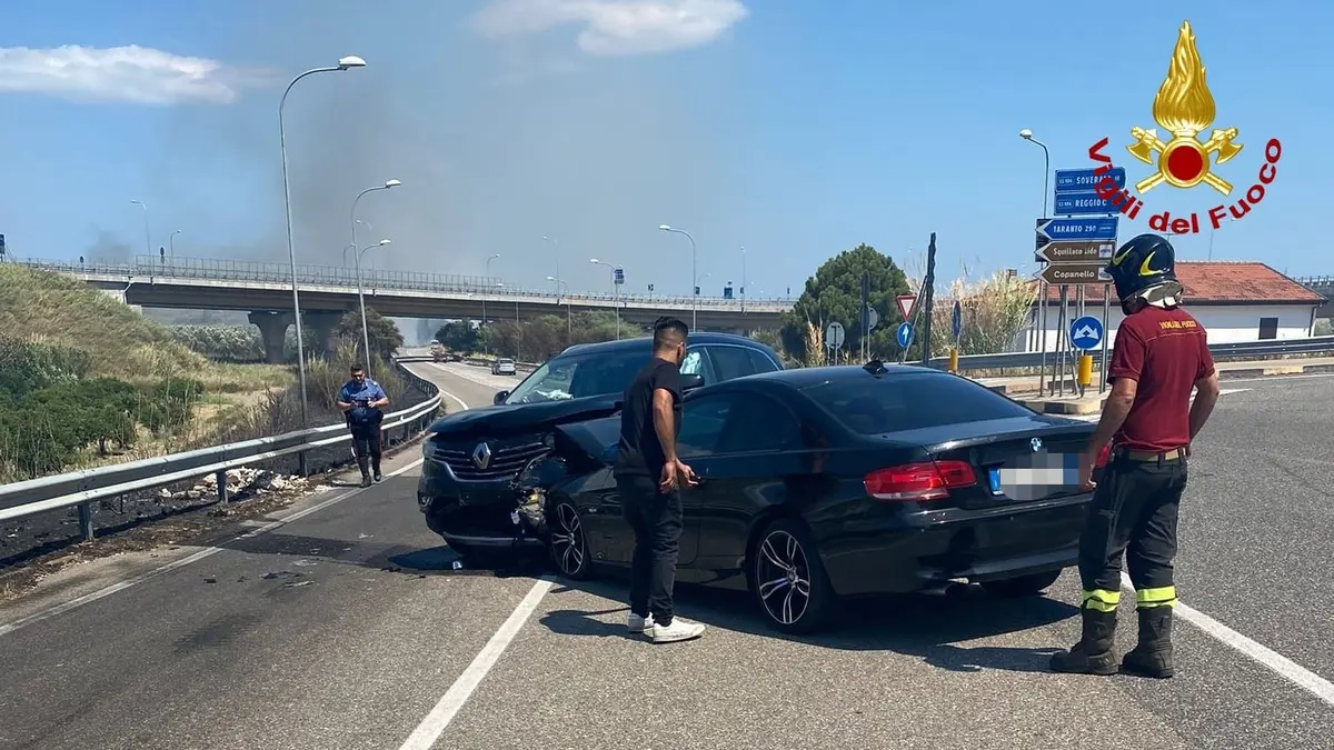 Incidenti Stradali. Svincolo Squillace, SS106 scontro tra due auto, bilancio due feriti