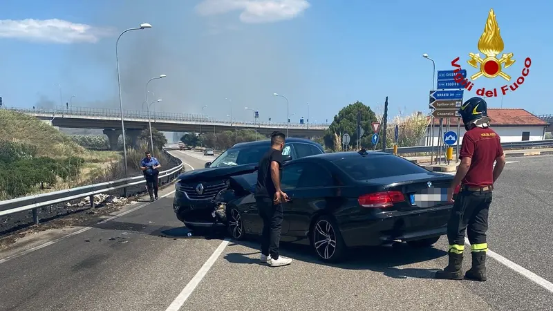 Incidenti Stradali. Svincolo Squillace, SS106 scontro tra due auto, bilancio due feriti