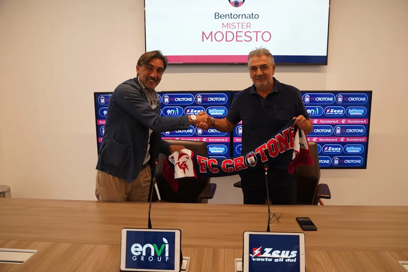 Calcio: Crotone, il tecnico Modesto si presenta: sono nella mia terra