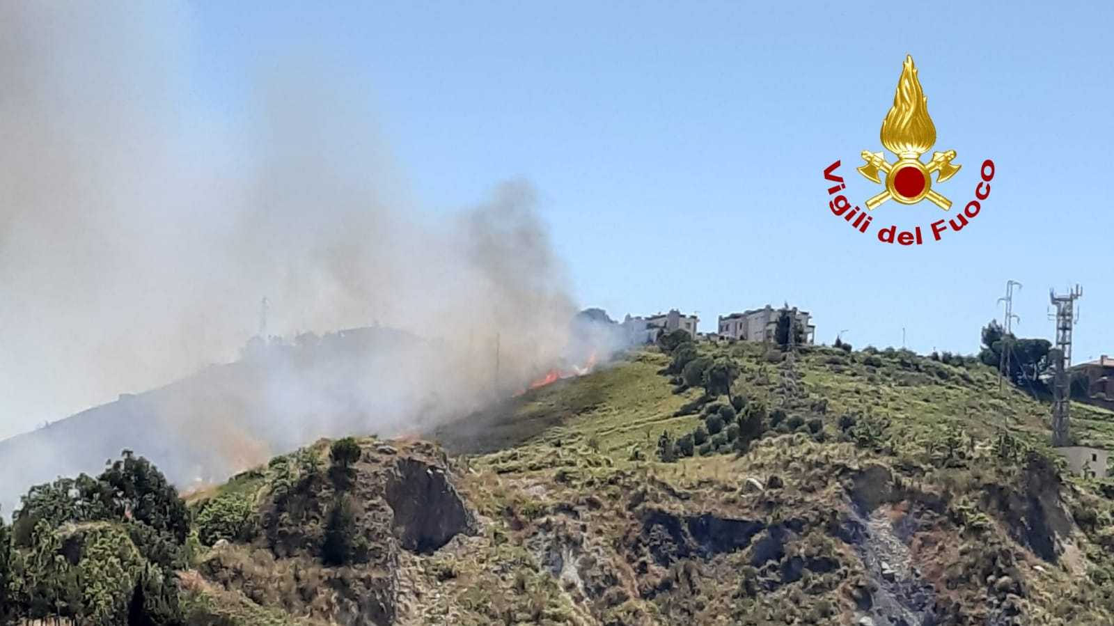 Incendio, Catanzaro rogo sulle colline, fiamme vicino alle case sul posto i Vvf. Foto e Video