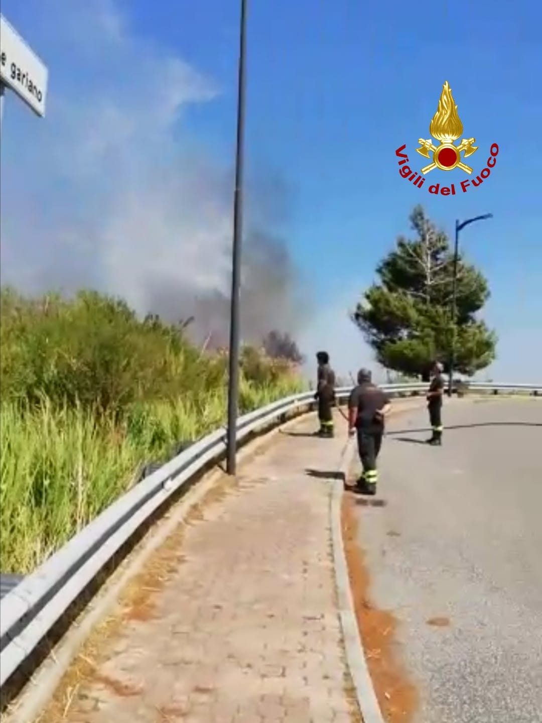 Incendio, Catanzaro rogo sulle colline, fiamme vicino alle case sul posto i Vvf. Foto e Video