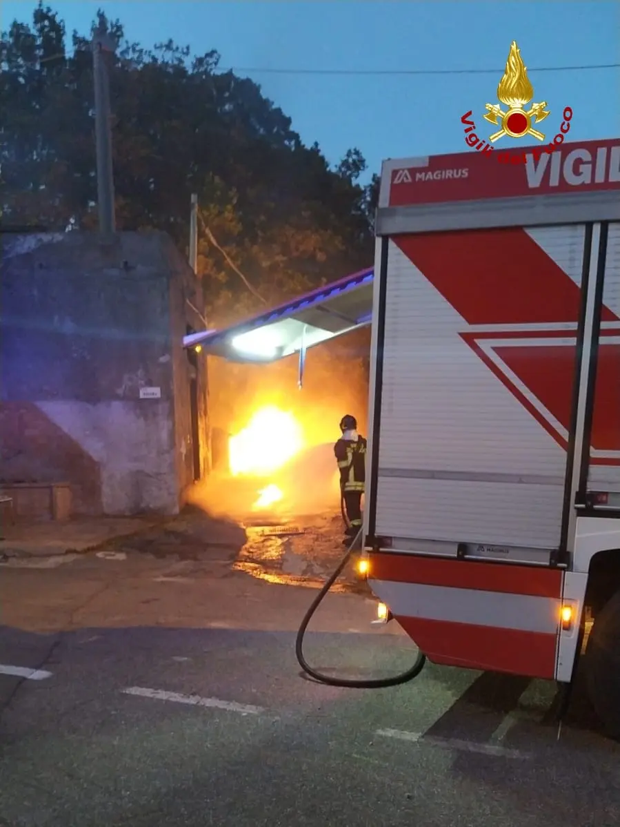 Settingiano, domato incendio e riparata perdita di gas. Intervento dei Vvf e Italgas