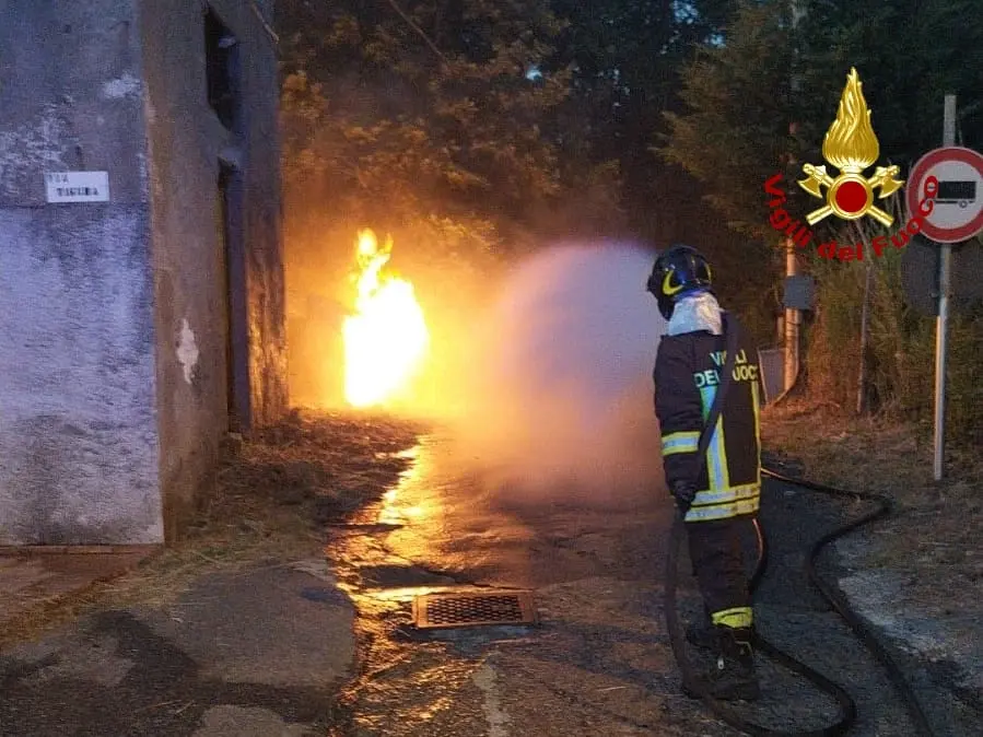 Settingiano, domato incendio e riparata perdita di gas. Intervento dei Vvf e Italgas