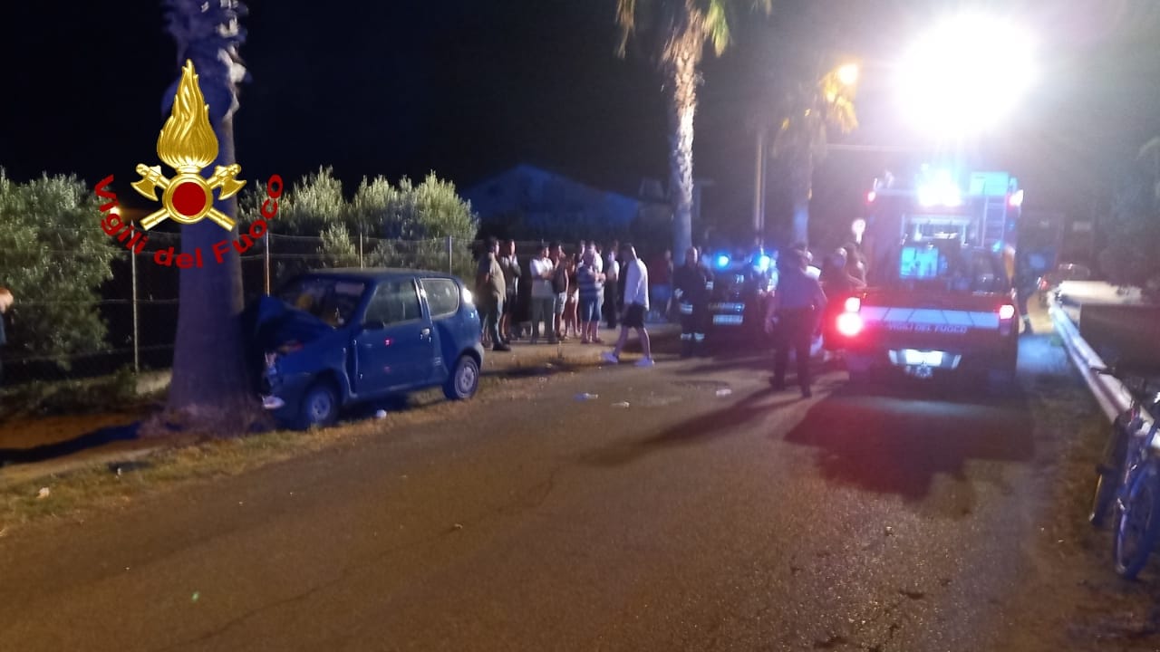 Sellia Marina auto impatta violentemente contro albero i Vvf estraggono dalle lamiere i 2 giovani