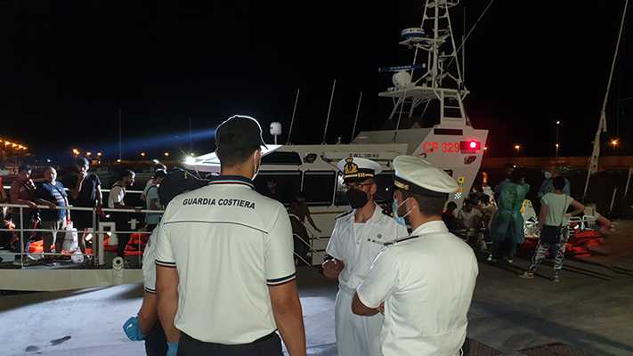 Migranti: 100 soccorsi dalla Guardia costiera nella Locride. Erano su natante con motore in avaria.