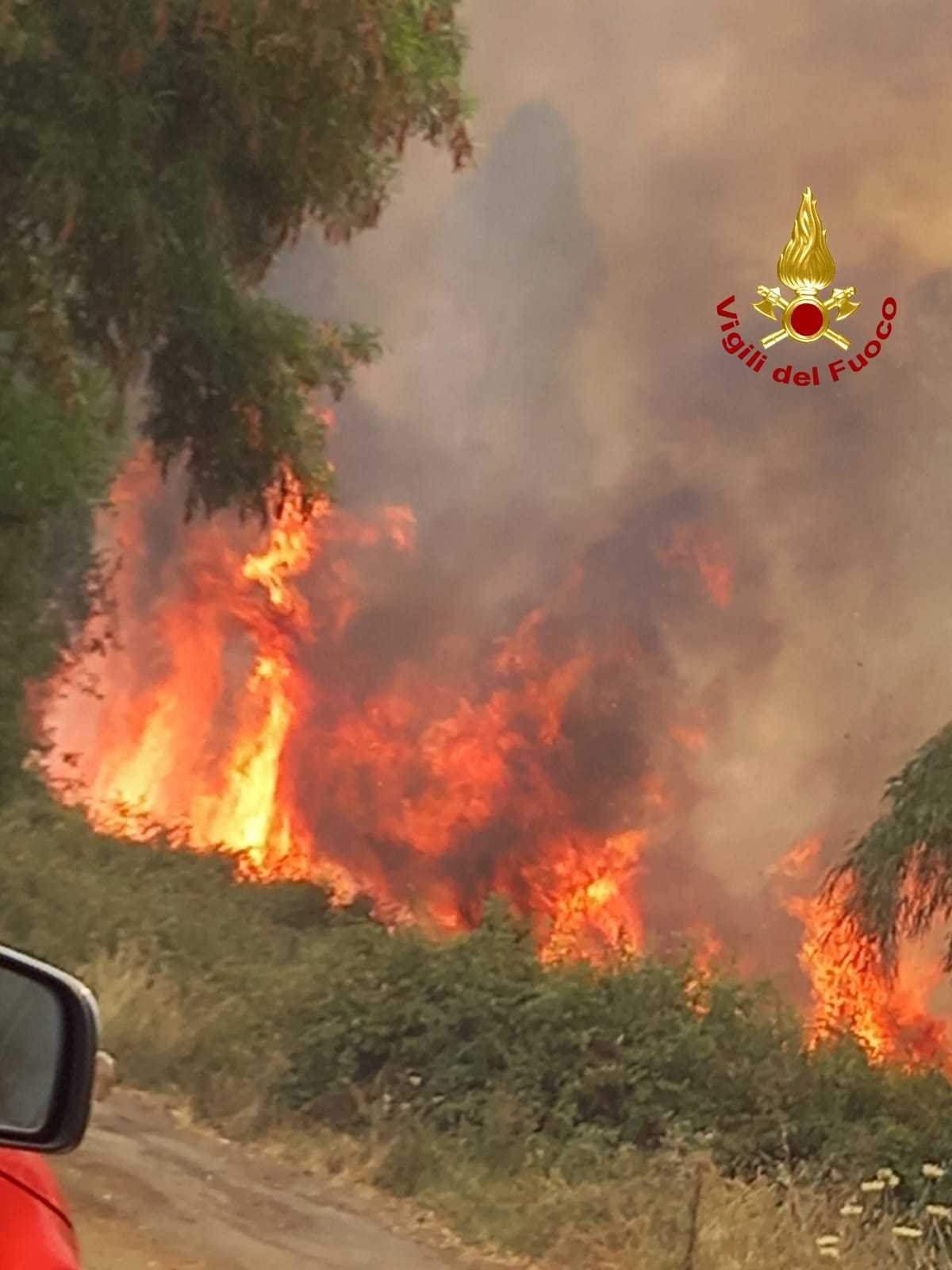 Gizzeria un vasto incendio insidia le case sul posto i Vvf. Disagi per la viabilità su SS18. Foto