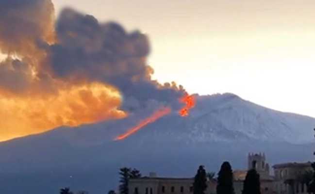 Etna: 'bombe' su Bocca nuova, nube 9 Km e cenere a Taormina