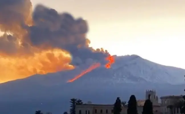 Etna: 'bombe' su Bocca nuova, nube 9 Km e cenere a Taormina