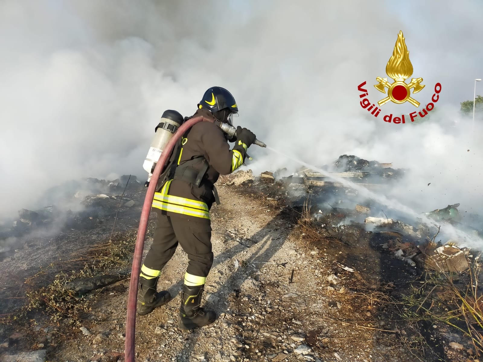 Incendi. Fiamme altissime vicino al presidio ospedaliero di Lamezia. Intervento dei Vvf