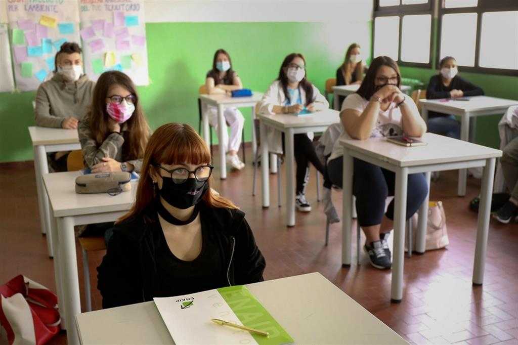 Cts, fondamentale presenza a scuola, uso mascherine in classe. Raccomandato il distanziamento.