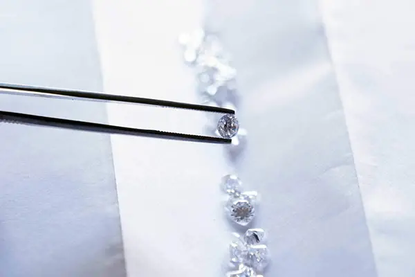 Quotazione diamanti: investire o vendere preziosi