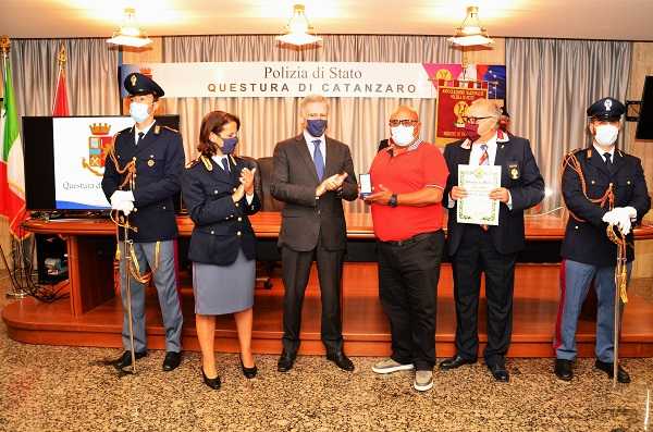 Catanzaro: consegnate medaglie di commiato a personale della #PoliziadiStato collocato in quiescenza