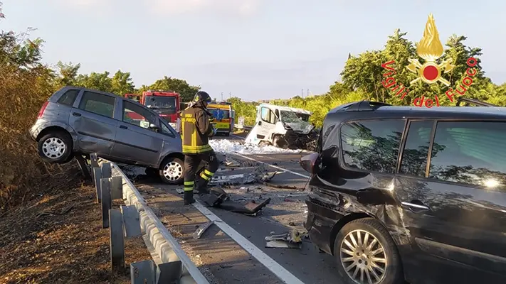 Incidenti stradali: SS18, scontro auto-furgone, bilancio un morto e un ferito. Intervento dei Vvf