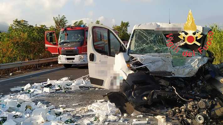 Incidenti stradali: SS18, scontro auto-furgone, bilancio un morto e un ferito. Intervento dei Vvf