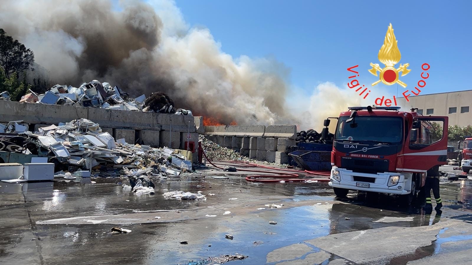 Rogo azienda smaltimento di rifiuti, duro lavoro per i Vvf da 18 ore. Foto e Video