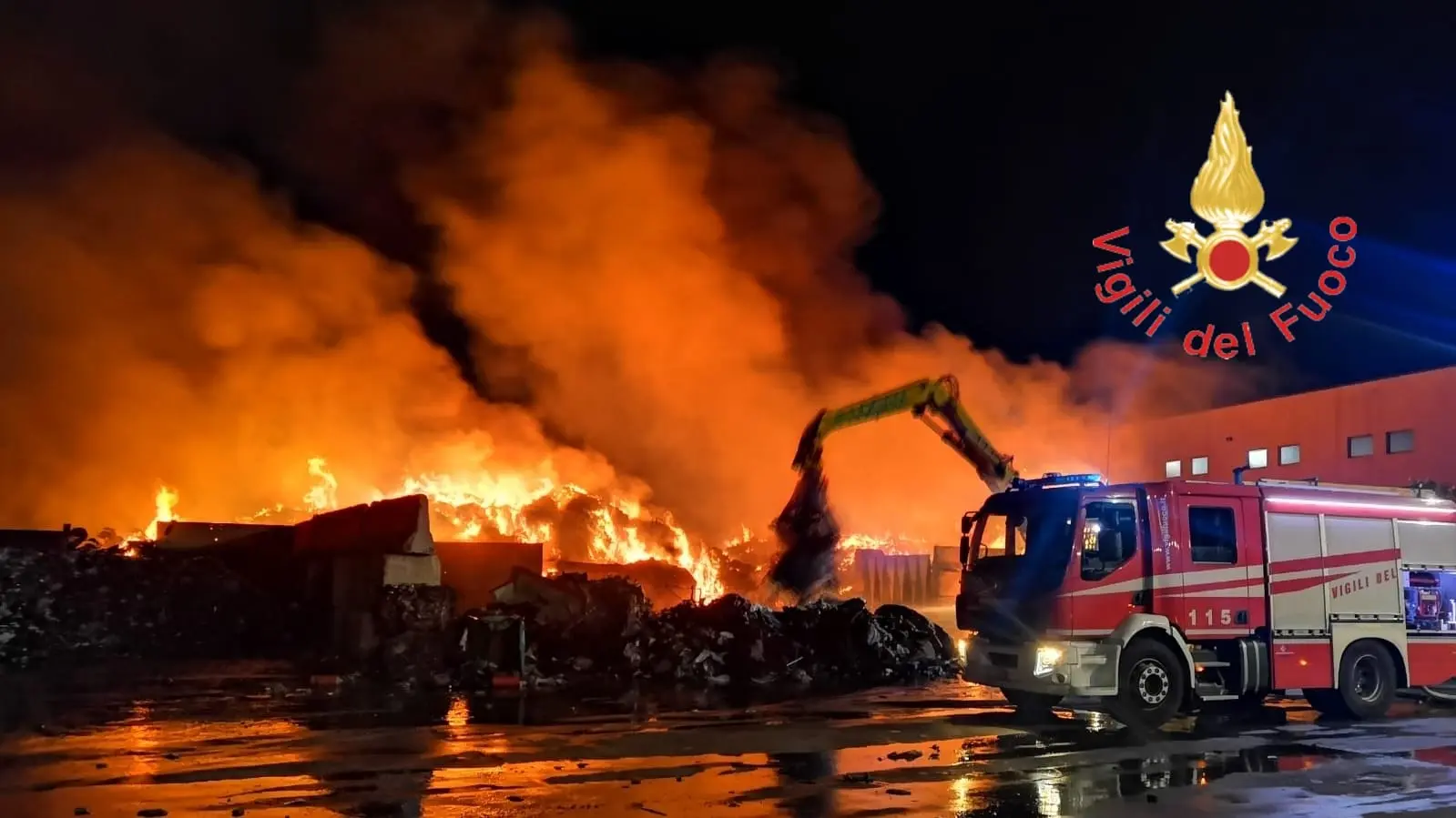 Rogo azienda smaltimento di rifiuti, duro lavoro per i Vvf da 18 ore. Foto e Video