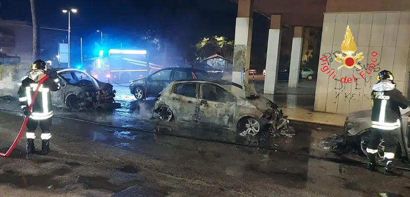 Probabile dolo, 4 le auto coinvolte nel rogo a Catanzaro. Intervento dei Vvf