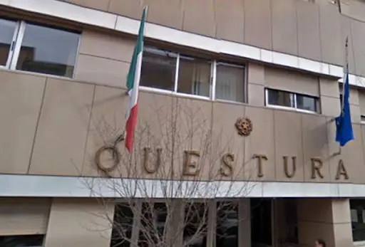 Picchia genitori che gli rifiutano denaro, via da casa. Provvedimento eseguito dalla Squadra mobile