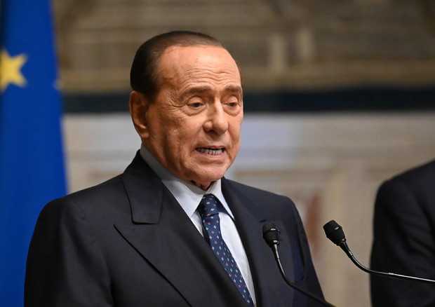 Berlusconi, chi non si vaccina accetti le limitazioni