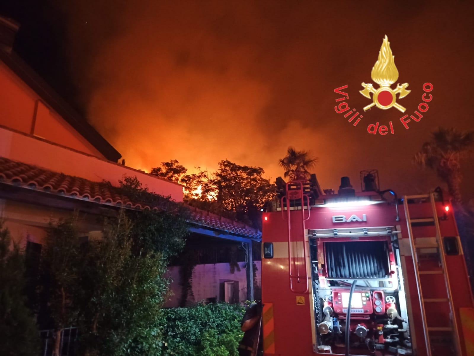 Incendi. Vibo/Pizzo rogo vicino abitazioni estenuante intervento dei Vvf