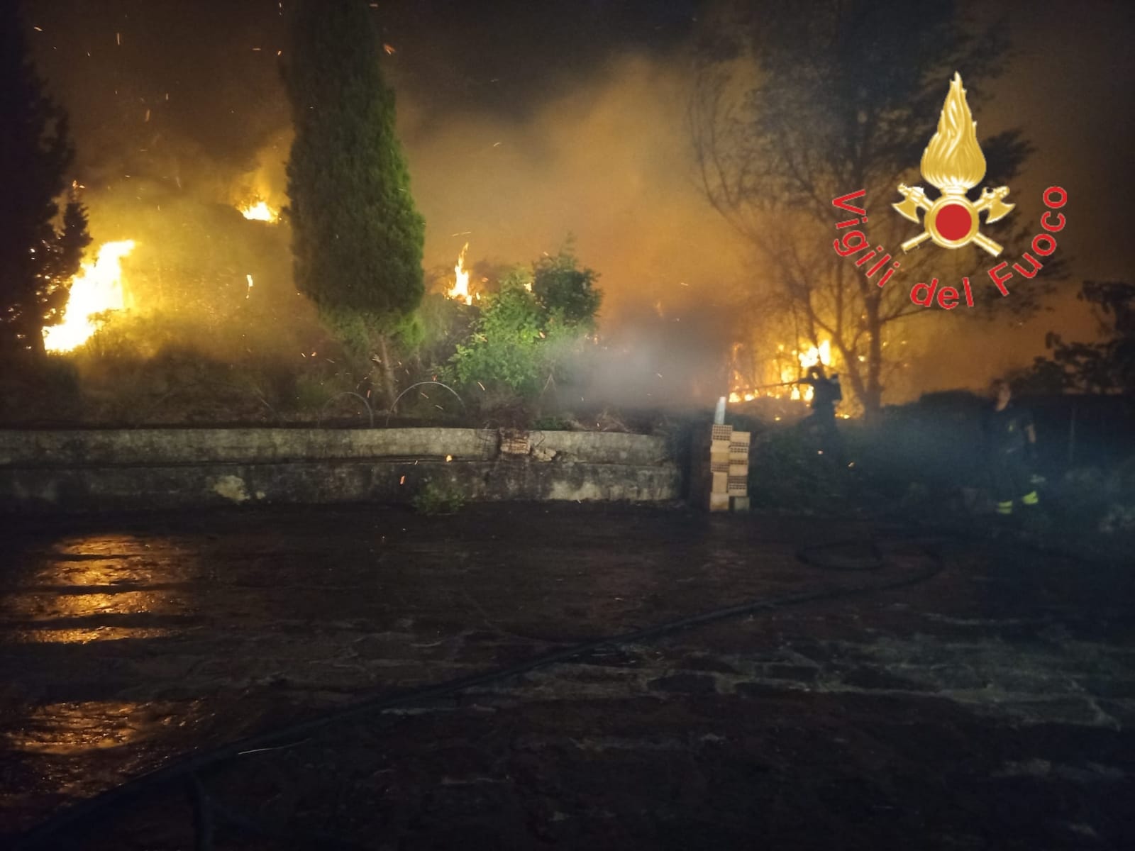 Incendi. Vibo/Pizzo rogo vicino abitazioni estenuante intervento dei Vvf