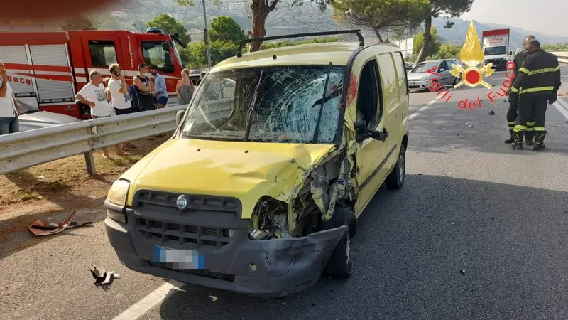 Incidenti stradali. SS18 Morto centauro. Scontro Moto-Furgone intervento dei Vvf