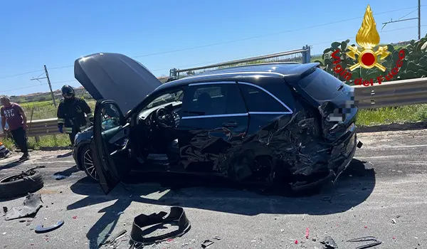Incidente stradale SS106 a Isola di Capo Rizzuto: un morto e quattro feriti, intervento dei Vigili del Fuoco