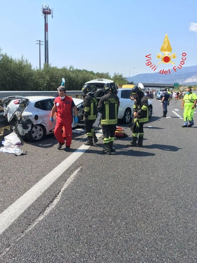 Lamezia, incidente sull'autostrada A2 Tre vetture coinvolte, intervento dell’Elisoccorso e Vvf