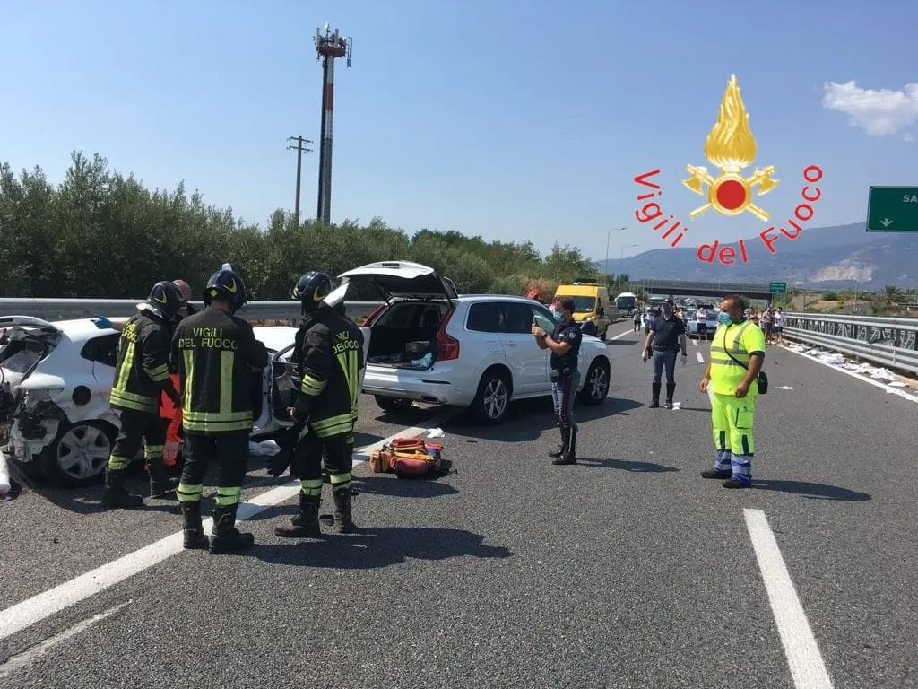 Lamezia, incidente sull'autostrada A2 Tre vetture coinvolte, intervento dell’Elisoccorso e Vvf