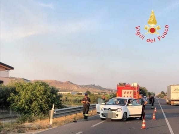 Sellia Marina. SS106 scontro tra due auto, bilancio due feriti intervento dei  Vvf