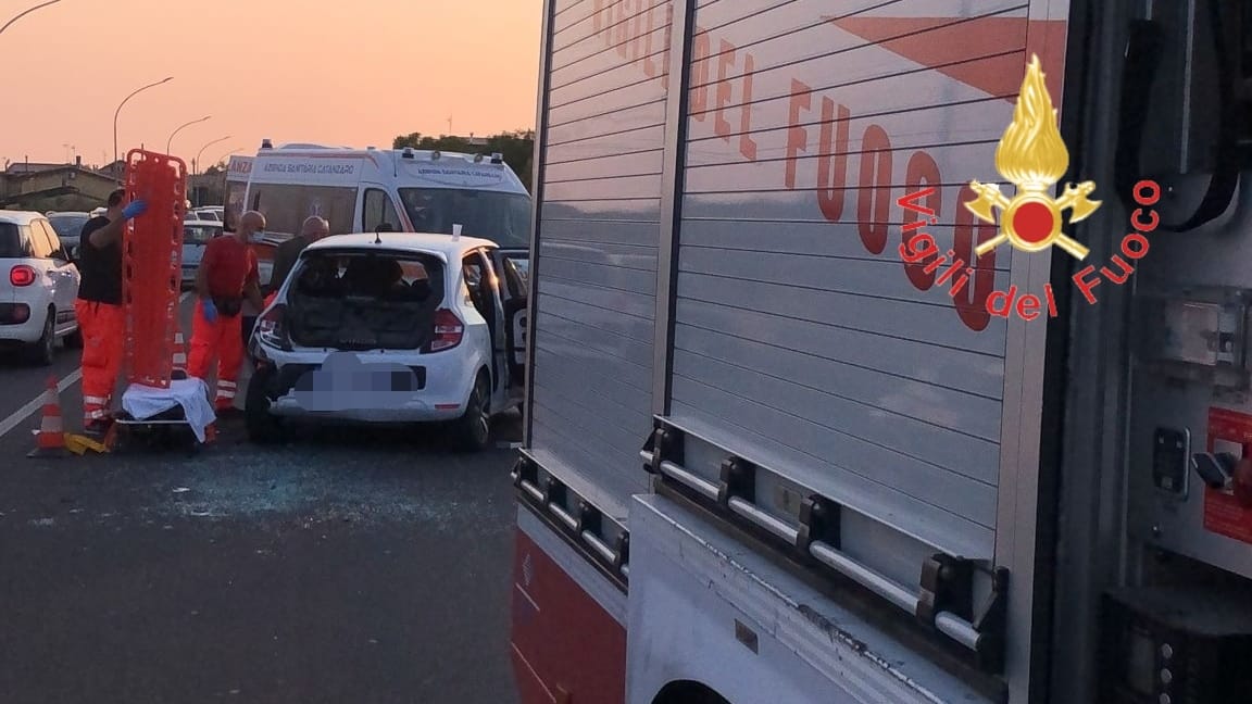 Sellia Marina. SS106 scontro tra due auto, bilancio due feriti intervento dei  Vvf