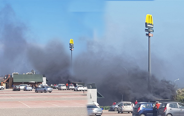 Catanzaro, Fuoco minaccia noto locale in località barone. Foto