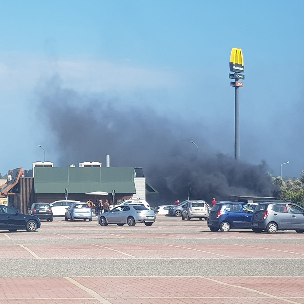 Catanzaro, Fuoco minaccia noto locale in località barone. Foto