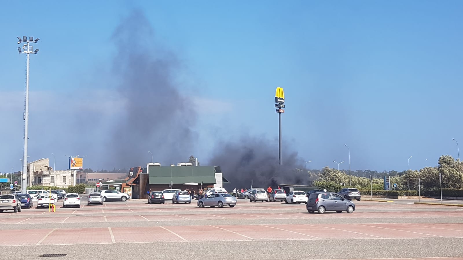 Catanzaro, Fuoco minaccia noto locale in località barone. Foto