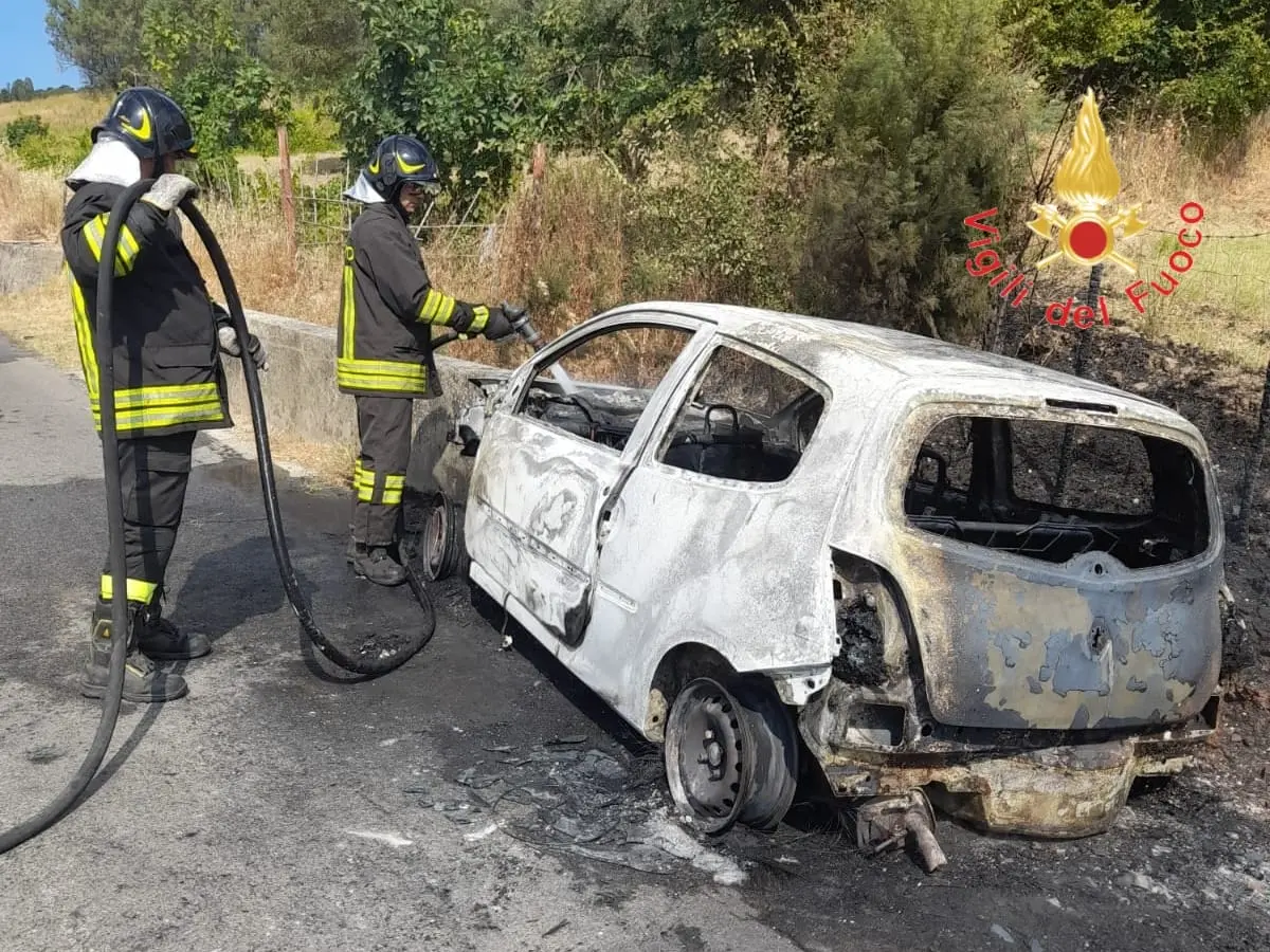 Un morto e un ferito è il bilancio dell'incidente stradate nel crotonese intervento dei Vvf