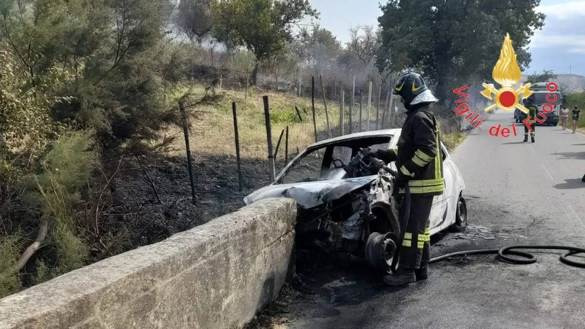 Un morto e un ferito è il bilancio dell'incidente stradate nel crotonese intervento dei Vvf