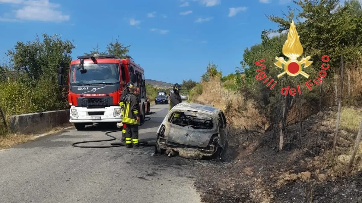 Un morto e un ferito è il bilancio dell'incidente stradate nel crotonese intervento dei Vvf