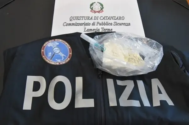 Lamezia T.: la Polizia arresta un 20enne per detenzione ai fini di spaccio di sostanza stupefacente