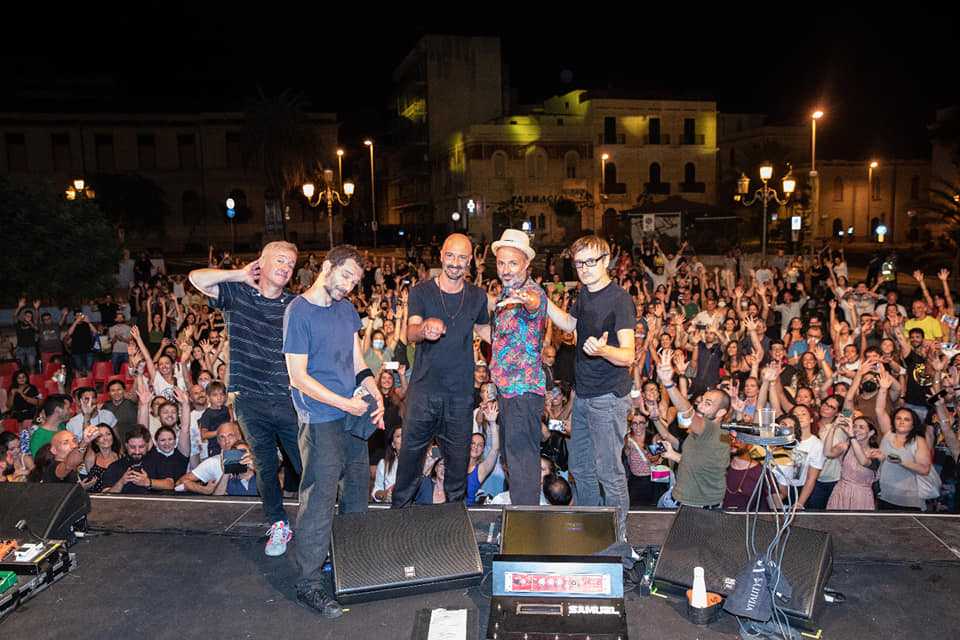 “Fatti di Musica 2021”: i Subsonica infiammano Reggio Calabria. E stasera Aiello a Diamante