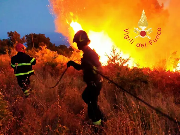 i Vvf Ancora sotto assedio. Proseguono le operazioni di soccorso a seguito degli incendi. Video
