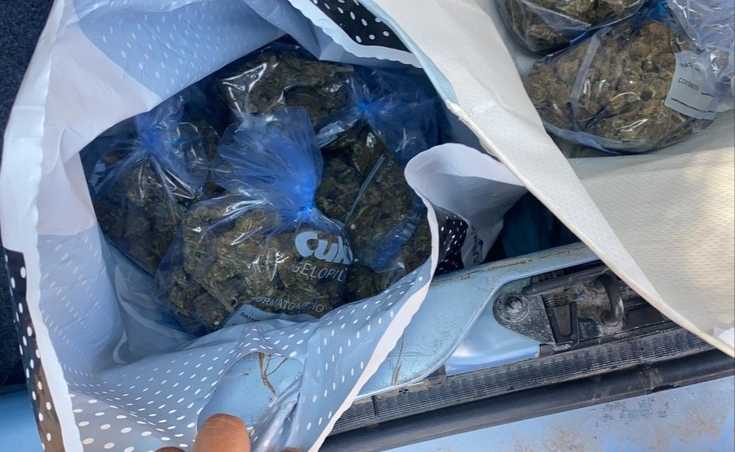Droga: polizia scopre vecchia auto usata come deposito scoperti oltre di mille grammi di marijuana
